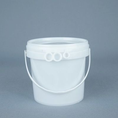 Opstapelbare witte plastic emmers met deksels voor voedselopslag