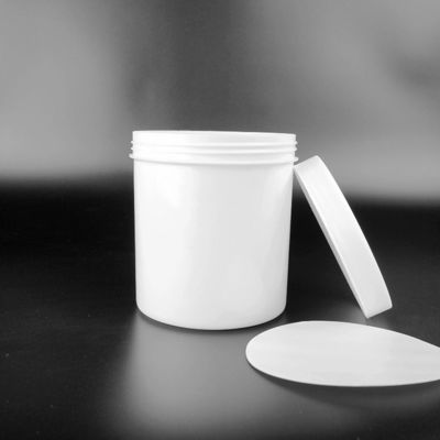 Opstapelbare witte plastic emmers met deksels voor voedselopslag